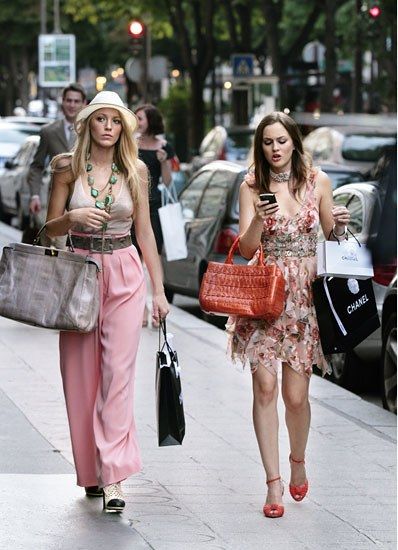 "Belles de Jour" — From left: Blake Lively as Serena Van Der Woodsen, Leighton Meester as Blair Waldorf. Blake And Leighton, Blair Et Serena, Gossip Girl Season 4, Serena Van Der Woodsen Style, Posh Outfits, Mode Gossip Girl, Gossip Girl Serena, Blair Waldorf Outfits, Blair And Serena