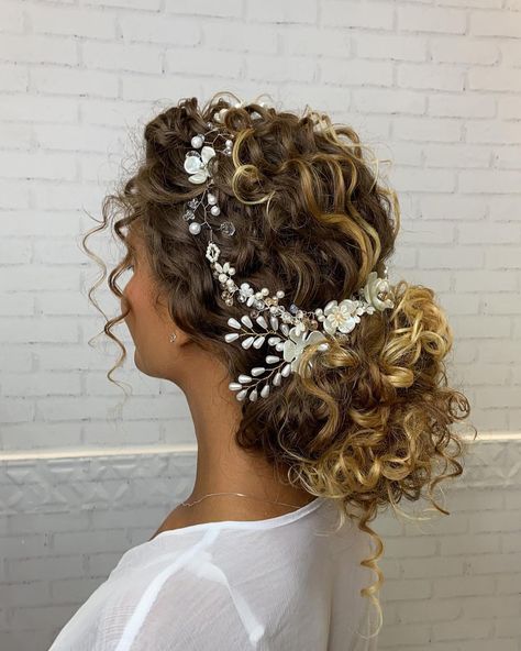 Natural Wedding Hairstyles Superb Ideas For 2022 ❤ natural wedding hairstyles elegant volume low bun penteadoslucena #weddingforward #wedding #bride #naturalweddinghairstyles #weddinghairstyles Naturally Curly Bridal Hair, Natural Hair Updo Wedding, Curly Bridal Hair, Hairstyles Elegant, Rock Your Hair, Natural Wedding Hairstyles, Chignon Hair, Curly Wedding Hair, Curly Updo