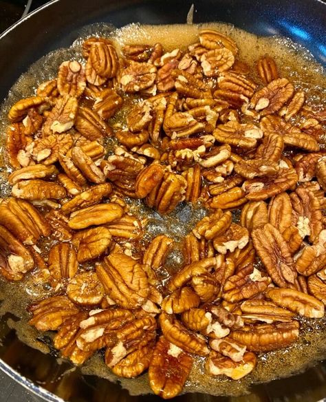 Bourbon Pecans Recipe, Candied Pecans Easy, Roasted Pecans Recipe, Candied Nuts Recipe, Candied Pecans For Salad, Candied Pecans Recipe, Glazed Pecans, Apple Salad Recipes, Sugared Pecans