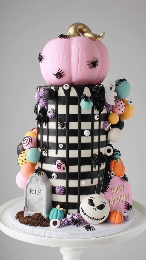 Halloween Cake Ideas For Adults, Halloween Birthday Cake Ideas, Halloween Birthday Cakes For Kids, Halloween Themed Birthday Cake, Halloween Birthday Cake, Halloween Cake Ideas, Halloween Bday Cakes, Kue Disney, Scary Halloween Cakes