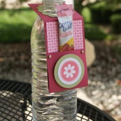 Water Bottle Tag Drink Holder - this might make a nice option for our summer lemonade stand we are planning! Conference Ideas, Retreat Gifts, Pe Ideas, Staff Morale, Secret Pal, Retreat Ideas, Womens Conference, Sale Ideas, Scrapbook Gift