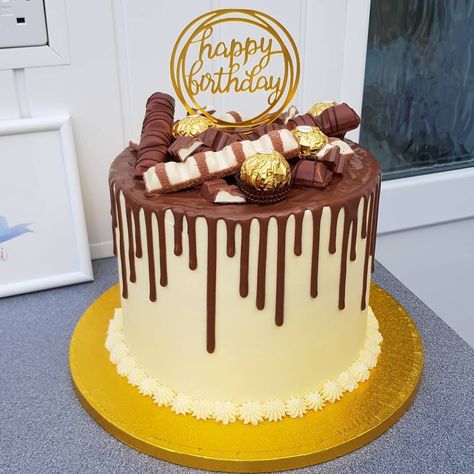 Ferrero Rocher Cake Decorating Ideas, Cake Ideas Chocolate, Modern Birthday Cakes, Candy Birthday Cakes, Chocolate Cake Designs, Chocolate Drip Cake, Birthday Baking, Simple Cake Designs, Chocolate Cake Decoration