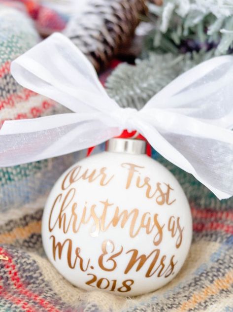 Rustic Christmas Ornaments, Our First Christmas Ornament, Wedding Gift Ideas, Married Christmas, 12 December, Our First Christmas, Christmas Ornaments Homemade, Diy Cricut, Wedding Diy