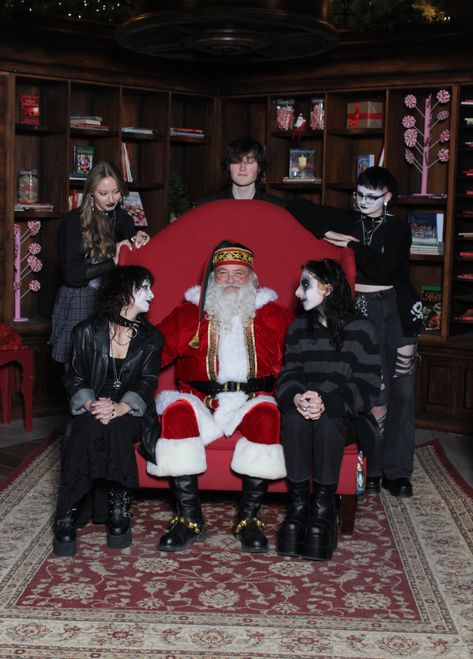 instagram:fortyheadedrat Emos With Santa, Punk Christmas, Christmas Goth, Grunge Christmas, Darkly Inclined, Black Celebration, Corpse Paint, Wanna Recreate, Meet Santa