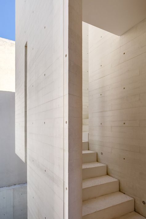 S House by Taller Hector Barroso Concrete Home Interior, White Concrete House, Shallow Pool, Tokyo House, Mexican Architecture, Houses In Mexico, Concrete Interiors, Architectural Materials, Concrete Architecture