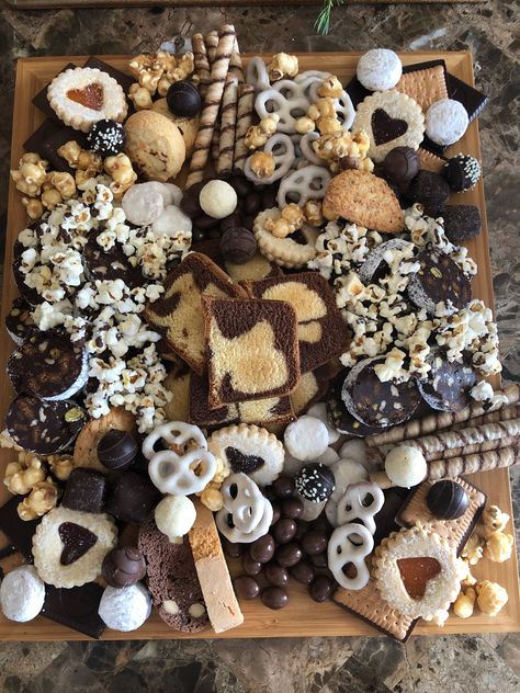 Emo Desserts, Black Food Board, Black And White Charcuterie Board, Cookie Board Platter, Desert Boards, Desert Charcuterie Board, Desert Board, Fruit Charcuterie, Birthday Desert