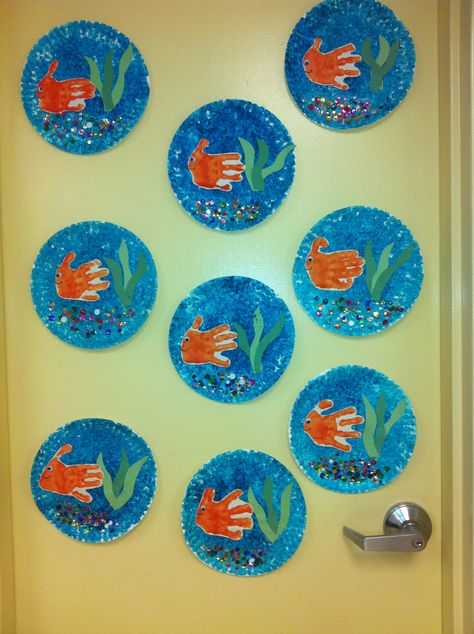 Fish bowl craft for preschoolers :). Paint paper plate with bubble wrap, handprint fish, construction paper seaweed, and sequin rocks! Fish Bowl Preschool Craft, Fish Fingerprint Craft, Fish Plate Craft, Under The Sea Arts And Crafts For Kids, Fish Bowl Crafts Preschool, Under The Sea Crafts For Infants, Seaweed Craft, Under The Sea Crafts For Toddlers, Fish Craft For Toddlers