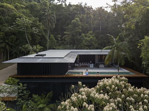 Architecture Glass House, Jacobsen Architecture, Tropical Residence Architecture, Charred Wood, Modern Mountain Home, House Blend, Timber Cladding, Courtyard House, Ranch Style