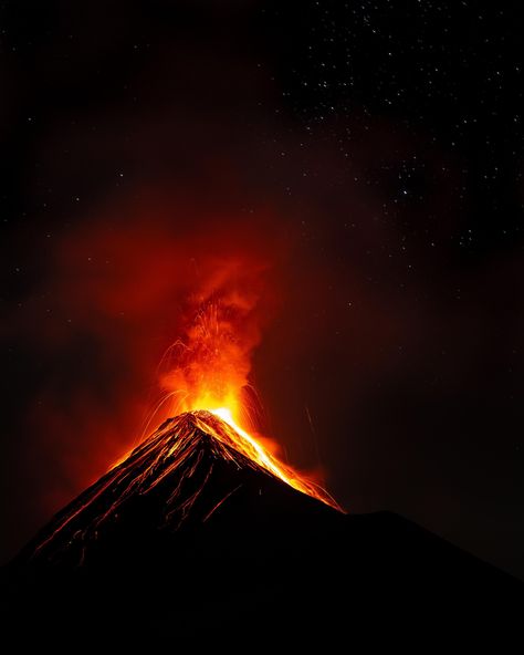 Volcano Wallpaper, Unique Photography, Natural Phenomena, Nature Images, Photography Techniques, Light Painting, Natural Disasters, Volcano, Nature Photos