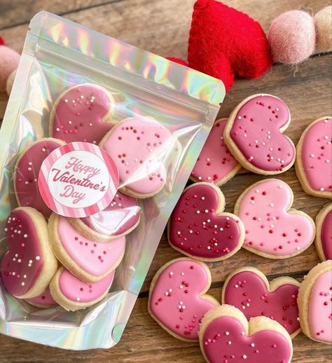 Valentines Day Cookies Decorated, Red Treats, Valentine Cookies Decorated, Valentines Day Sugar Cookies, Valentines Cookies, Valentine Sugar Cookies, Valentine Favors, Valentines Baking, Valentines Gift Box