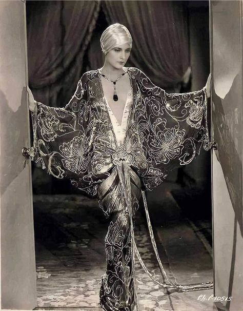 Evelyn Brent in the movie “ Slight Scarlet" in 1930 , with costume designed by Travis Banton . The fabric was a sapphire blue chiffon, encrusted with crystal bugle beads ,in high fashion view with dramatic and luxurious high art deco style that showcases the artistry of costume designer Travis Banton. Cabaret Costume, 60s Vintage Fashion, Art Nouveau Fashion, Tiger Lady, Grammy Dresses, Burlesque Costumes, Vintage Clothes Women, 1930s Fashion, Vintage Couture