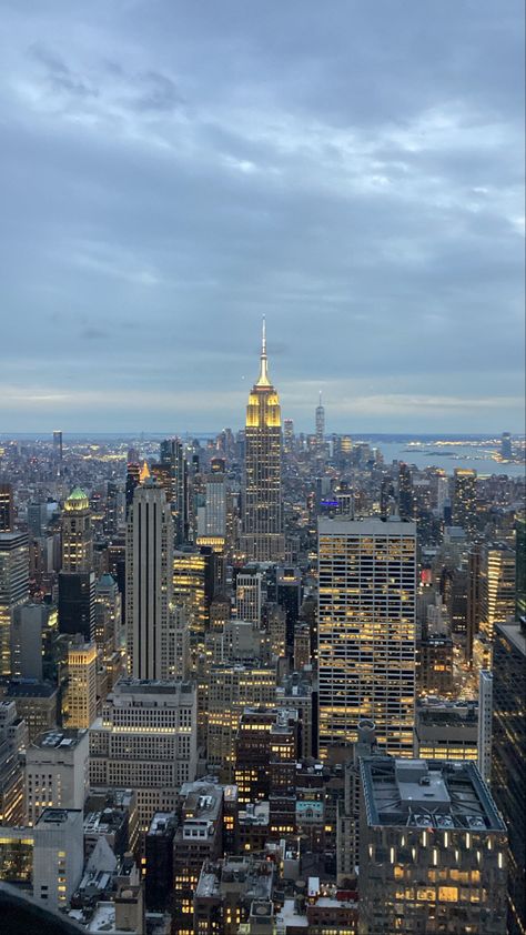 Empire state building aesthetic new York skyline New York City Empire State Building, Empire State Building Aesthetic, Nyc Aesthetic Apartment, New York Life Aesthetic, Nyc Empire State Building, Aesthetic New York, Manhattan City, New York City Vacation, Building Aesthetic