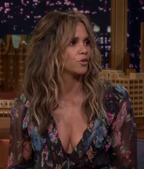 Halle Berry Hair Color, Halle Berry Hair, Halle Berry Hairstyles, Berry Hair, Highlight Ideas, Highlights Curly, Aj Cook, Highlights Curly Hair, Patrick Swayze