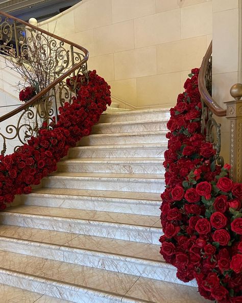 The Plaza Hotel Nyc Aesthetic, Hotel Wedding Aesthetic, Wedding Decorations Red Roses, Red Luxury Aesthetic, Red Aesthetic Wedding, Red Wedding Aesthetic, Wedding Red Roses, Wedding Ideas Red, Romantic Red Wedding