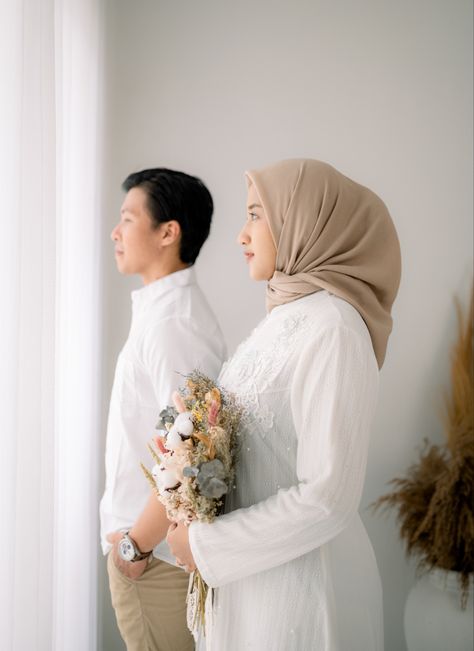 Prewedding Hijab Outdoor, Prewedding Ideas Hijab, Prewed Studio, Wedding Cinematography Videos, Prewedding Hijab, Prewedding Studio, Prewedding Ideas, Foto Prewedding, Pre Wedding Photoshoot Props