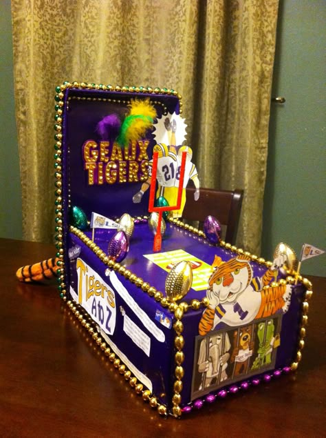 Mardi Gras Shoebox Float Ideas For Kids, Shoebox Mardi Gras Float For Kids, Shoe Box Mardi Gras Float For Kids, Mardi Gras Float Shoe Box Project, Fiesta Float Ideas For School, Mardi Gras Shoe Box Float, Mardi Gras Shoebox Float Ideas, Shoebox Mardi Gras Float, Shoebox Float Ideas