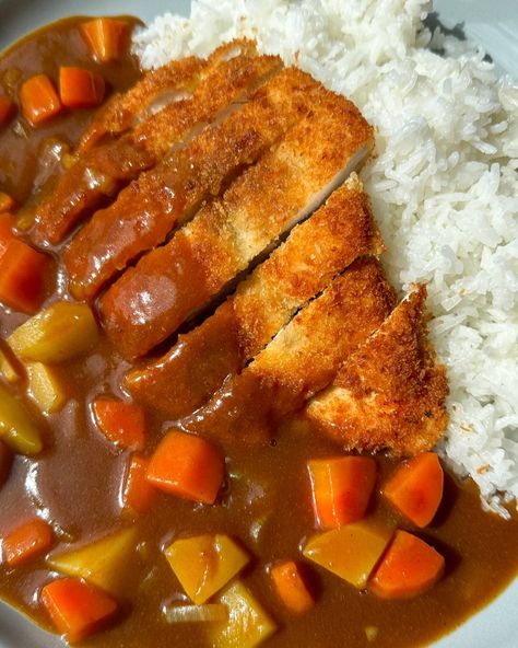 Japanese Chicken Katsu Curry Coco Curry Japan, Chicken Tonkatsu Curry, Japanese Katsu Curry Recipe, Japanese Chicken Katsu Curry, Pork Katsu Curry, Japanese Lunch Ideas, Japanese Curry Sauce, Japanese Chicken Katsu, Japanese Curry Recipe