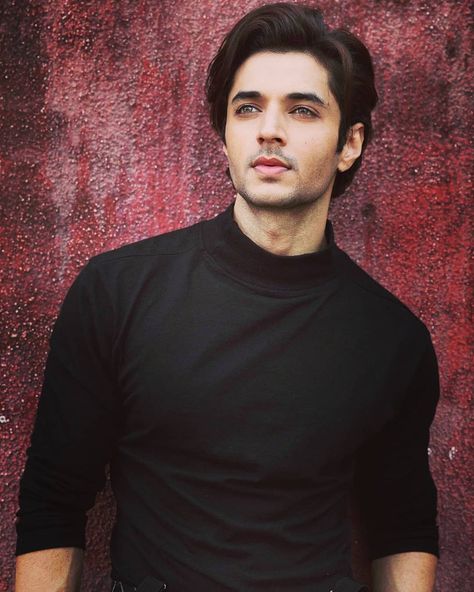 Siddharth Gupta, Pink Queen Wallpaper, Boys Picture, Queen Wallpaper, Baju Kahwin, Attitude Boy, Queens Wallpaper, Actors Male, Hotel Bedroom