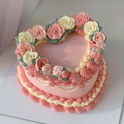 Tårta Design, Heart Birthday Cake, Bolo Vintage, Heart Shaped Cake, Vintage Birthday Cakes, Heart Cakes, Mothers Day Cake, Mini Cakes Birthday, Shaped Cake