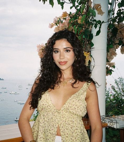 Amanda + Core + Aesthetic, Amanda Diaz, European Aesthetic, Curly Hair Photos, Cute Curly Hairstyles, Pretty Skin Care, Curly Hair Women, Pretty Skin, Hair Inspiration Color