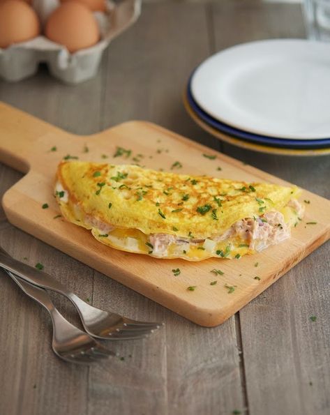 Tuna Melt Omelets Okonomiyaki Rezept, Tuna Omelette, Tuna Melt Recipe, Canned Tuna Recipes, Tuna And Egg, Egg Omelette, Cheese Omelette, Omelets Recipe, Melt Recipe