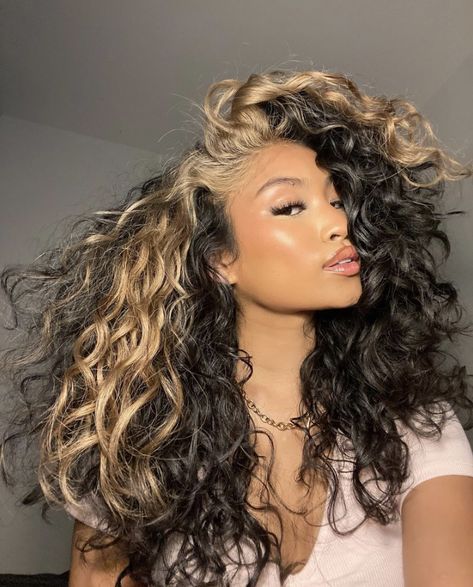 Yellow Hair Color, Skunk Hair, Hair Contouring, Highlights Curly Hair, Hair Color Underneath, Curly Hair Photos, Dyed Hair Inspiration, Colored Curly Hair, Hairdos For Curly Hair