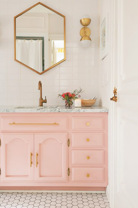 Elsie’s Guest Bathroom Tour (Before + After) – A Beautiful Mess Gold Bad, Pink Vanity, Bad Inspiration, Decor Baie, Bathroom Paint Colors, Gold Bathroom, Girls Bathroom, Pink Bathroom, Tiny Bathroom