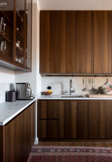 Walnut kitchen cabinets and an eclectic Scandinavian interior design - COCO LAPINE DESIGNCOCO LAPINE DESIGN Cozy Eclectic Living Room, Adu Kitchen, Walnut Wood Kitchen, Walnut Kitchen Cabinets, Greige Walls, Limestone Countertops, Dark Wood Kitchen Cabinets, Beautiful Kitchenware, Scandinavian Kitchens