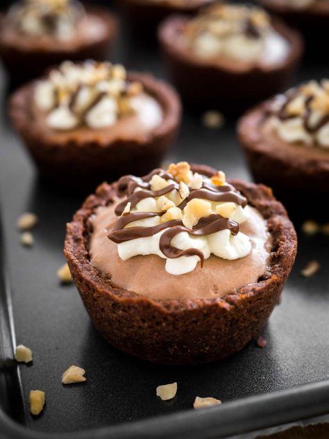 Nutella Mousse Cookie Cups | Cookie Cups | Nutella Dessert | Mousse Filling | Hazelnut Mousse Dessert | Muffin Tin Cookie Cookie Cup Recipes, Best Nutella Recipes, Peanut Butter Cookie Cups, Cup Recipes, Love Bakes Good Cakes, No Bake Nutella Cheesecake, Nutella Mousse, Good Cakes, Nutella Cookie