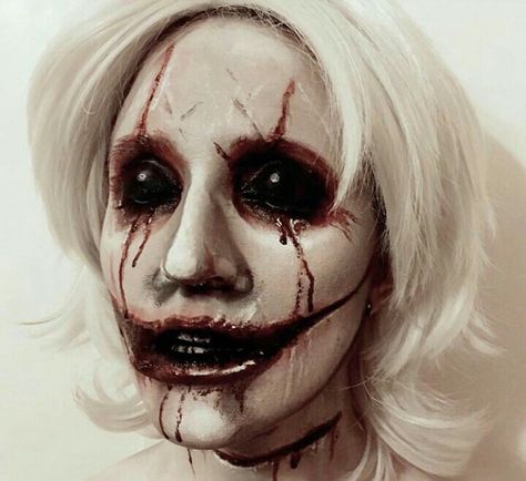 Scary Gore Makeup, Gory Face Makeup, Winter Sfx Makeup, Creepy Sfx Makeup, Gore Clown Makeup, Halloween Costumes Gore, Sfx Halloween Costumes, Gore Sfx Makeup, Gore Halloween Costumes