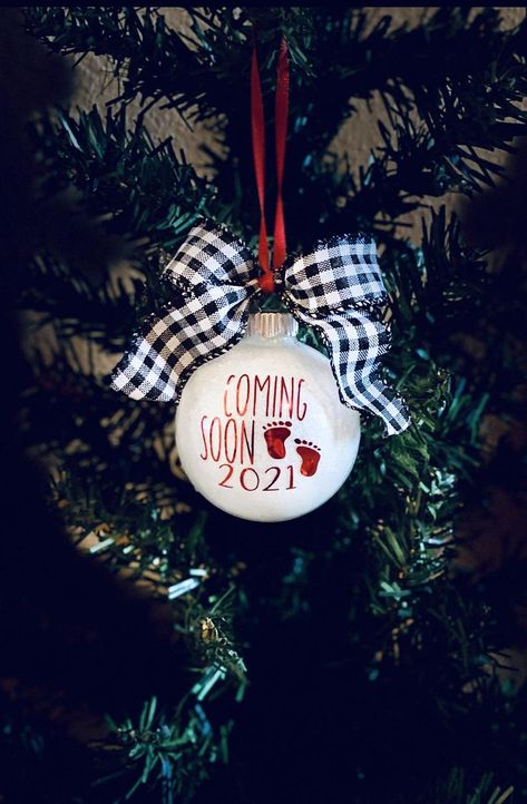 Pregnancy announcement expecting reveal Surprise pregnancy | Etsy Vom Avea Un Copil, Christmas Pregnancy Reveal, Baby Announcement Photoshoot, Alice Faye, Fun Baby Announcement, Christmas Baby Announcement, Pregnancy Announcement Onesie, Cute Pregnancy Announcement