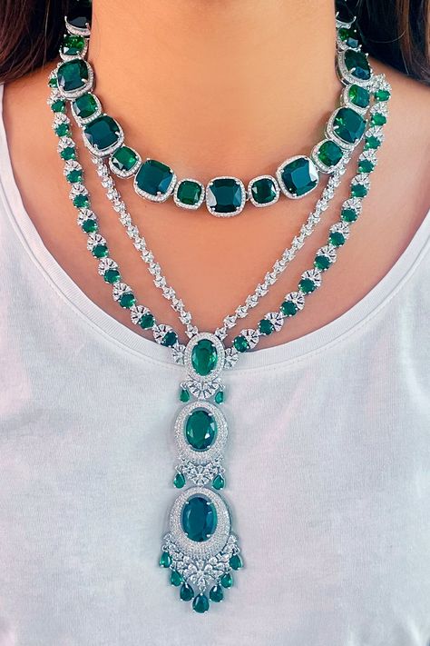 Shop these sparkling collection of Green Embellished Maharani Sabz Sa Emerald Diamond Necklace Set by Prerto online at Aza Fashions. Emerald Diamond Necklace, Diamond Jewelry Set, Fancy Jewelry Necklace, Diamond Necklace Designs, Jewelry Set Design, Antique Bridal Jewelry, Diamond Necklace Set, Choker Necklace Set, Exclusive Jewelry