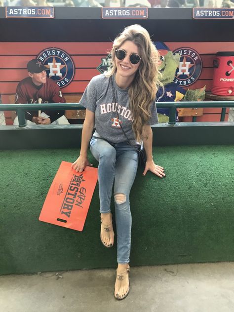 At the Astros playoff fame 2 Football Game Outfits For Women Summer, Cold Baseball Game Outfit Casual, Softball Game Outfit, Outfit For Baseball Game Women, Astros Game Outfit, Astros Game Outfit Women, Houston Astros Outfit Woman, Astros Outfit Woman, Sports Game Outfit