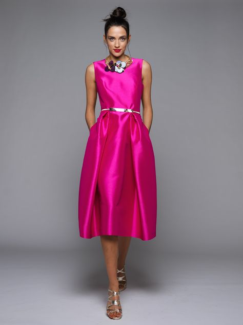 Vestido CAROL fucsia http://www.miralamarela.com/p.5427.0.0.1.1-vestido-carol-fucsia.html Fucsia Dress Outfit Wedding, Fushia Dress Outfit, Dress Outfits Party, Fab Dress, Fuchsia Dress, Spanish Fashion, Shocking Pink, Dream Dresses, Fashion Details