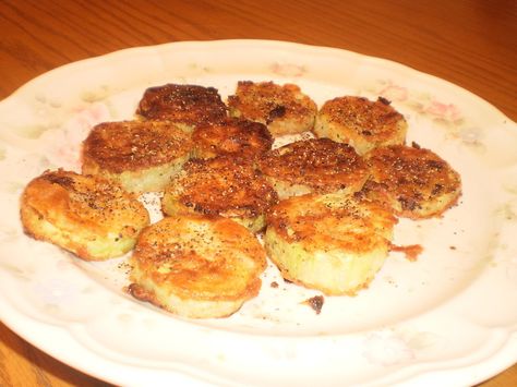 Fried Cucumbers : Image 1 of 1Different recipe : from Old Sturbridge Village: Slice (do not peel) 4 pickling cukes into 1/8-1/4" slices Dredge in flour, salt, and pepper mix. Fry in butter.  Serve warm! Delicious Fried Cucumbers, Snack Quick, England Food, Whey Protein Recipes, Sturbridge Village, Sarah B, Fried Pickles, Cucumber Recipes, Taste Made