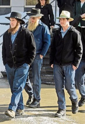 Amish Fashion, Amish Village, Amish Country Ohio, Amish Men, People Working Together, Amish Community, Cute Country Boys, Storage Kids Room, Amish Country