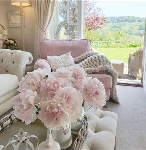 🥰 Newhome Ideas, Girly Kitchen, English Country Cottages, Country Cottages, Pink Cottage, Perfect View, Cottage Living Rooms, Romantic Home Decor, Beautiful Cottages