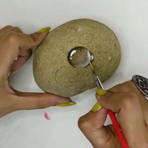 Easy way to Paint Droplets on Rock💦 | By Little Rocks | Facebook How To Paint Rocks Step By Step, Stone Painting Ideas Creative Rock Art, Rock Steps, Rock Animals, Smooth Rock, Painted River Rocks, Painted Rock Animals, Water Background, Powder Paint