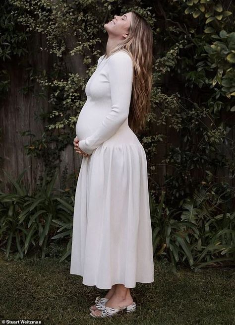 The 25-year-old expectant mom ¿ who is pregnant her and husband Elliot Grainge 's first ch... Sophie Richie, Pregnancy Outfits Casual, Elliot Grainge, Sofia Richie Grainge, Pregnacy Fashion, Sophia Richie, Pregnant Style, Casual Maternity Outfits, Jenner Girls