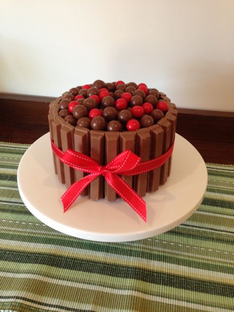 Kit Kat, Maltesers & Jaffa Cake - perfect for the chocoholic! Presentation Food, Jaffa Cake, Valentine Cake, Edible Gifts, Cake Cover, Kit Kat, Easy Cake, Cute Cakes, Cupcake Cookies