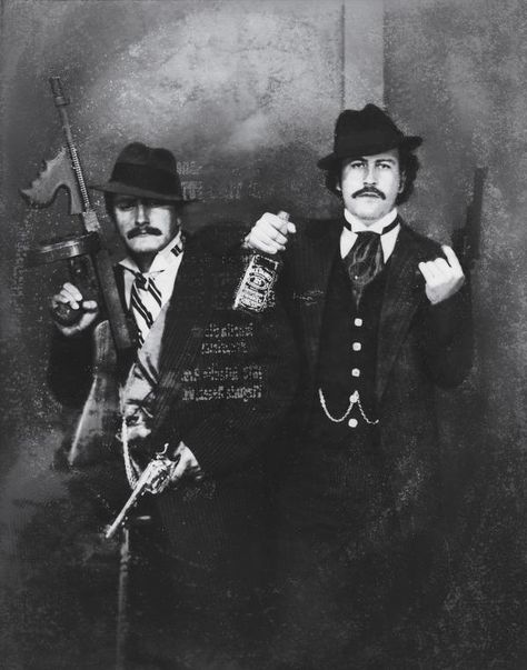 Pablo Escobar (right) poses as a gangster in Las Vegas, next to his cousin Gustavo Gaviria in the 1980s Pablo Escobar Family, Don Pablo Escobar, Monkeys Wallpaper, Pablo Emilio Escobar, Mafia Gangster, Pablo Escobar, The 1980s, Arctic Monkeys, Historical Photos