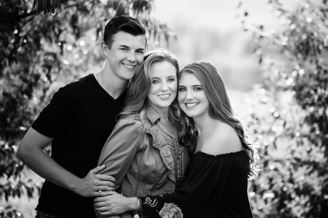 Family Of 3 Adults Photoshoot, Poses For Teenage Siblings, Family Picture Poses For 3 Single Mom, Three Sibling Poses, 4 Sibling Photography Poses, Siblings Photoshoot Ideas Adult, 3 Adults Photography Poses, Sibling Photoshoot Older, Mom With Adult Children Poses