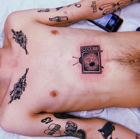 Kurtis Conner Tattoos, Harry Styles Album Cover, Kurtis Connor, Tattooed People, Kurtis Conner, Tattoo People, Mr Style, Piercing Tattoo, Paw Print Tattoo