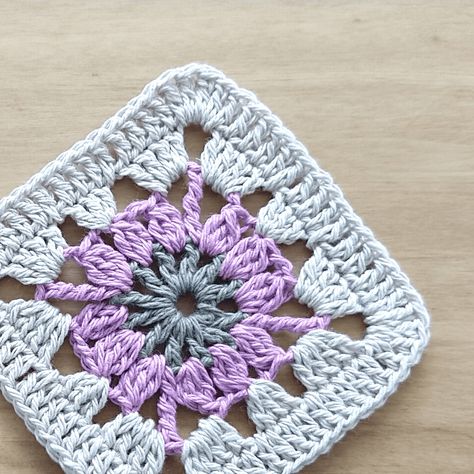 Top A Crochet, Crochet Blog, Square Crochet, Crochet Videos, Crochet Granny, Video Tutorial, Granny Square, Crochet Blanket, Square