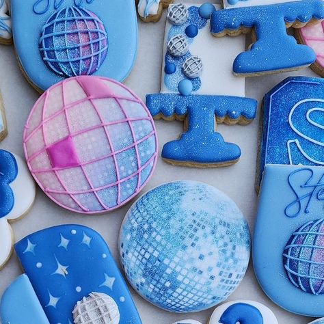 Tola | Cookie Artist & Content Creator on Instagram: "By the time I was done with this disco set, there was glitter EVERY.WHERE. but it was worth it! 😄  #discocookies #discoballcookies #birthdaycookies #dfwcustomcookies #dfwcookies #customsugarcookies #customdecoratedcookies #dallascustomcookies #dallascookies" Disco Ball Sugar Cookies, Disco Ball Cookies, Disco Cookies, Cookie Ideas, I Am Done, Birthday Cookies, Custom Cookies, Disco Ball, Cake Cookies