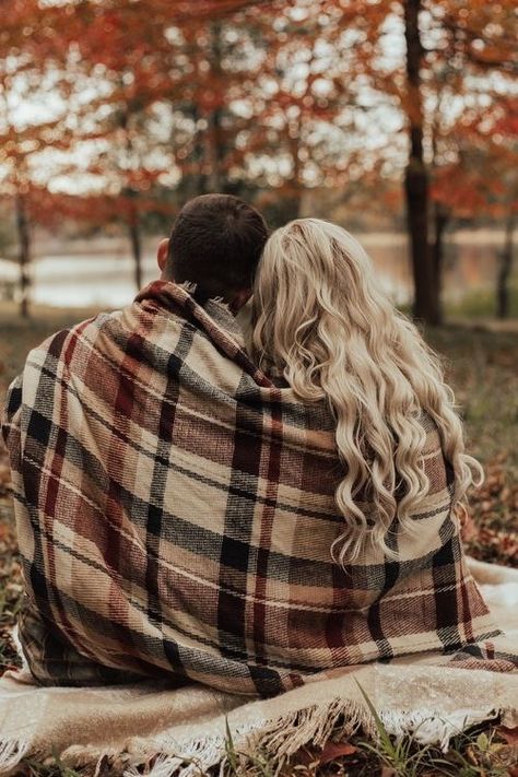 Autumn Photography Couples, Autumn Couple Photoshoot, Autumn Engagement Photos, Couple Autumn, Fall Couple Pictures, Fall Photoshoot Ideas, Autumn Couple, Save The Date Pictures, Portret Feminin