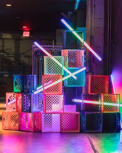 Box Design Ideas, Plastic Milk Crates, Bühnen Design, معرض فني, Experiential Design, Neon Box, Hal Decor, Studio Foto, Milk Crates