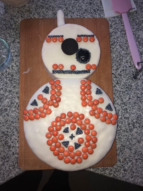 Bb8-Kuchen. Ganz einfach :) Star Wars 7, Cupcake Birthday Cake, Birthday Star, Lego Party, Star Wars Party, 10th Birthday, Creative Cakes, Cupcake Cakes, Sugar Cookie