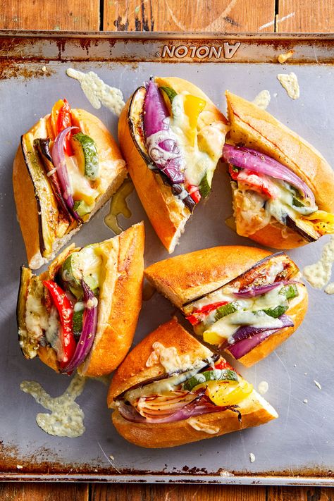 Italian Veggie Heroes Party Sandwiches Recipes, 4th Of July Picnic, Easy Picnic Food, Light Lunches, Fancy Tea, Healthy Sandwich Recipes, Meat Meals, Small Eggplant, Sandwiches Wraps