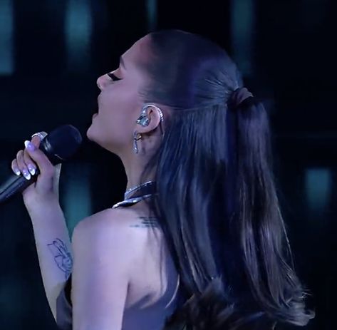 Ariana Grande Hair Half Up, Ariana Grande Half Up Half Down Hair, Ariana Half Up Half Down, Ariana Grande Hairstyles Half Up, Ariana Grande Half Up Half Down, Ariana Grande Save Your Tears, Ariana Grande 2022, Hair Ariana Grande, Ariana Grande Hairstyles